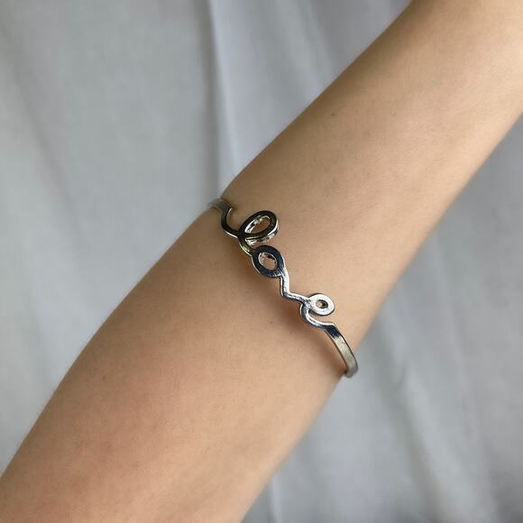 💕 NWOT Silver Tone LOVE Cursive Bangle Bracelet Size OS One Size - Picture 11 of 16